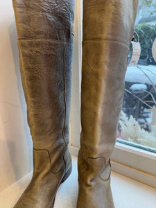 Frye Size 8 Grey Pre-Owned Boots- Ladies