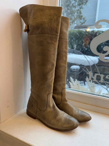 Frye Size 8 Grey Pre-Owned Boots- Ladies